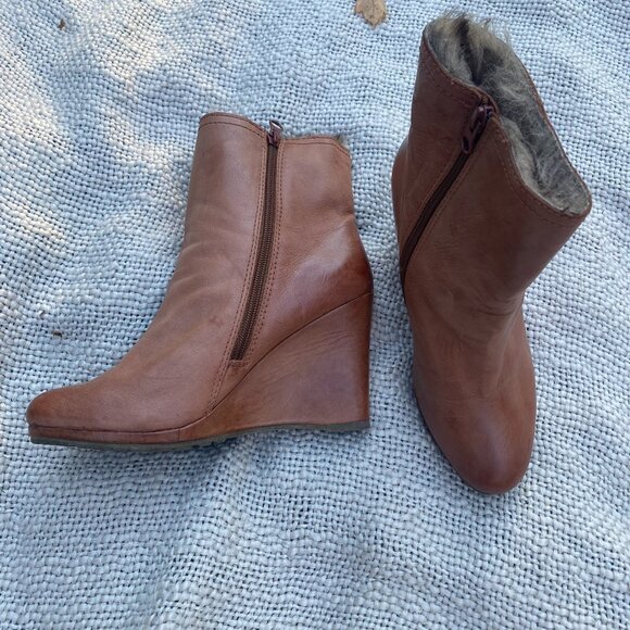 Calvin Klein Odelle Y2K tan leather faux fur lined wedge boots 9.5 - Picture 1 of 11